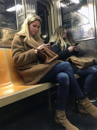 Dünyanın ən zəngin varisi metroda görüntüləndi - FOTOLAR