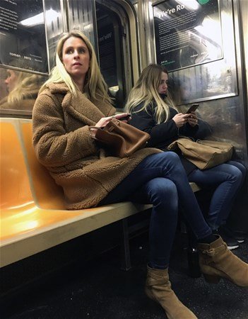 Dünyanın ən zəngin varisi metroda görüntüləndi - FOTOLAR