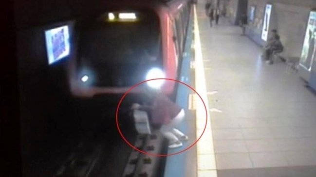 SON DƏQİQƏ! Bakı metrosunda İNTİHAR: Qadın özünü qatarın altına atdı