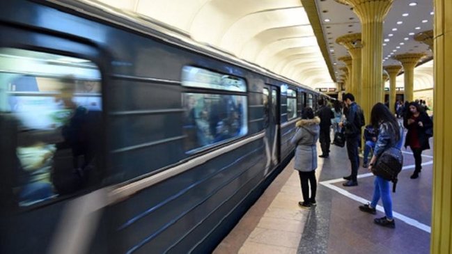 Bakı metrosunda QANLI HADİSƏ: qatarda bıçaqlandı -- VİDEO (YENİLƏNDİ)