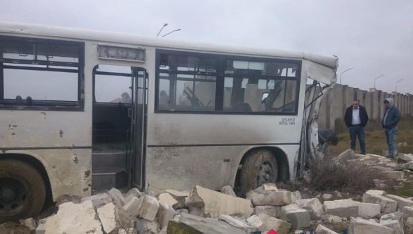 Bakıda DƏHŞƏTLİ QƏZA: Avtobus şirkətin hasarına çırpıldı - FOTO