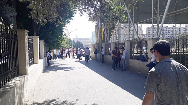BakÄ±da "Son zÉng" qalmaqalÄ±: ValideynlÉr buraxÄ±lmadÄ±- Foto