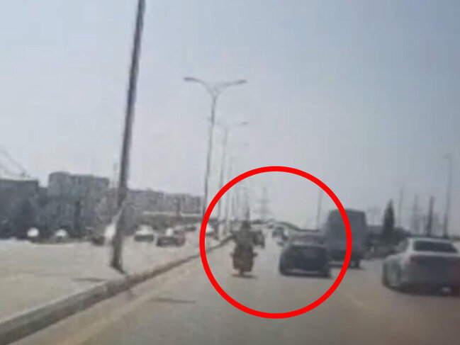 Bakıda avtomobil sürücüsü dəhşət saçdı - Qəsdən motosikletçini vurdu - VİDEO