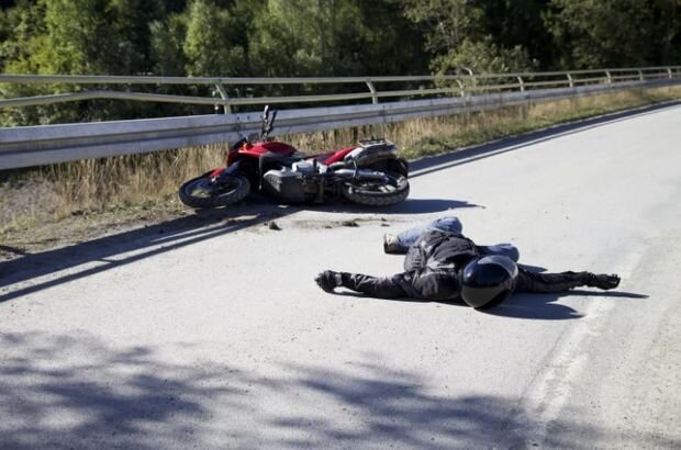 Binəqədidə 18 yaşlı gənc yol qəzasında ağır xəsarət alıb