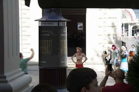 Qızlar Bakının mərkəzində lüt soyundu ? - ŞOK FOTOLAR