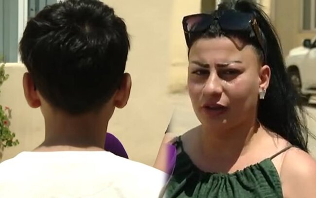 "Müəllimi oğlumun çeynədiyi saqqızı dərsdə onun başına yapışdırıb" - Video - Yenilənib