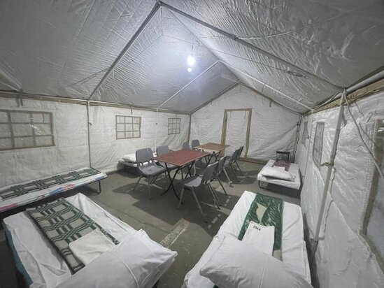 Partlayış olan binanın sakinləri üçün çadırlar quruldu - Fotolar + Video