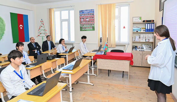 Nazir şagirdlərin bişirdiyi şirniyyatın dadına baxdı - FOTO