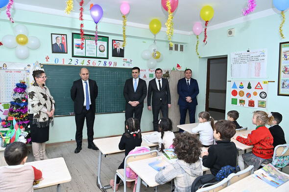 Nazir şagirdlərin bişirdiyi şirniyyatın dadına baxdı - FOTO