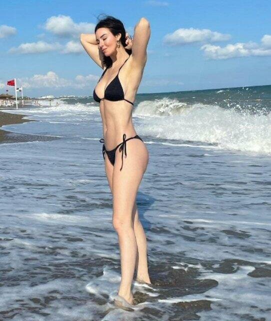 49 yaşlı aktisa bədənini nümayiş etdirdi - FOTOLAR