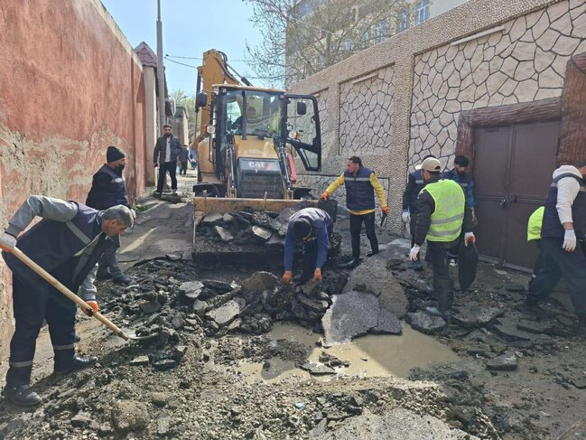 Keşlə qəsəbəsində kollektorun daşması nəticəsində yaranmış fəsadlar aradan qaldırılır