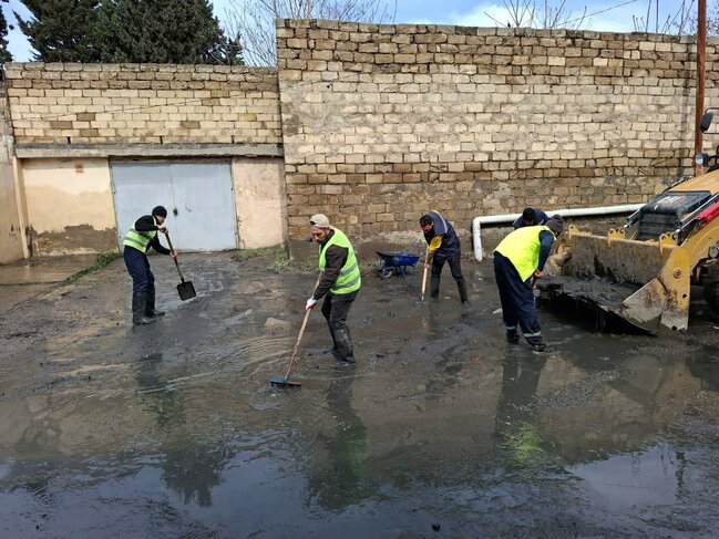 Keşlə qəsəbəsində kollektorun daşması nəticəsində yaranmış fəsadlar aradan qaldırılır