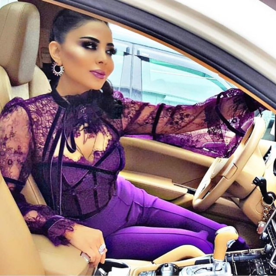 Nanə LÜKS AVTOMOBİLİNDƏ - FOTO