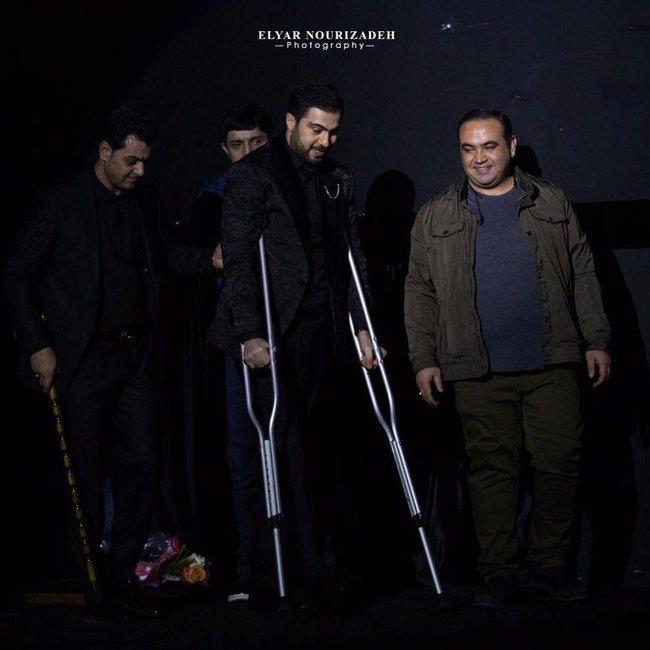 Ayağı sınan Namiq Qaraçuxurlu İranda səhnəyə "kastil"lə çıxdı - VİDEO - FOTO