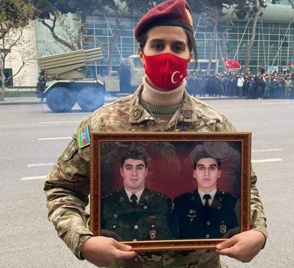 Qardaşı və həyat yoldaşı şəhid olan NARGÜL zəfər paradında - FOTO