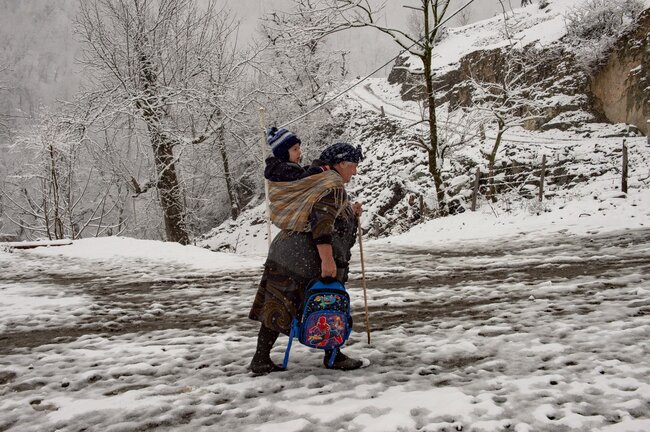 Nəvəsini məktəbə aparan nənə - FOTO