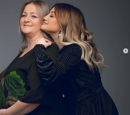 Bu da aparıcı Zümrüdün anası - FOTOLAR