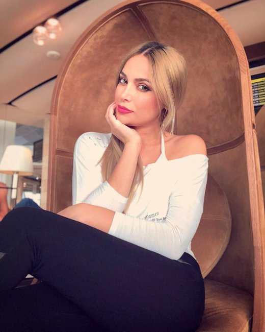 Nigar Camal sinəsini açdı - FOTO