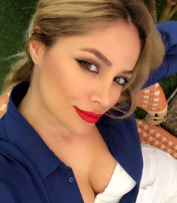 Nigar Camal sinəsini açdı - FOTO