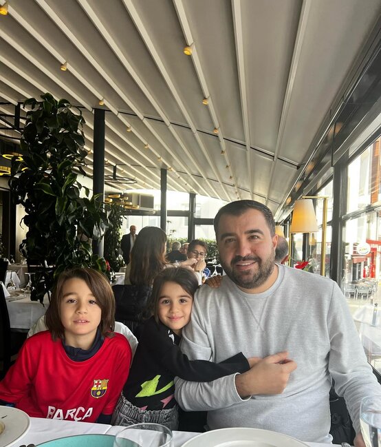 Mərhum nazir oğlu ilə evlənən müğənni ailəsi ilə gündəmə gəldi