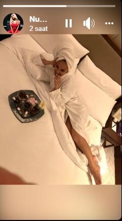 Nura Suri hamam xalatında yataqda FOTOSUN PAYLAŞDI