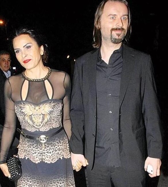 Məşhur aktrisa 13 illik sevgilisi ilə gizli evləndi