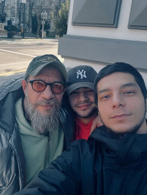 Xanımı və oğulları ilə foto paylaşdı