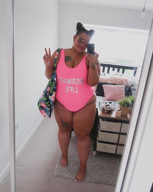 Bikinidə gəzməyə utanmayan KÖK QADINLAR - FOTOLAR