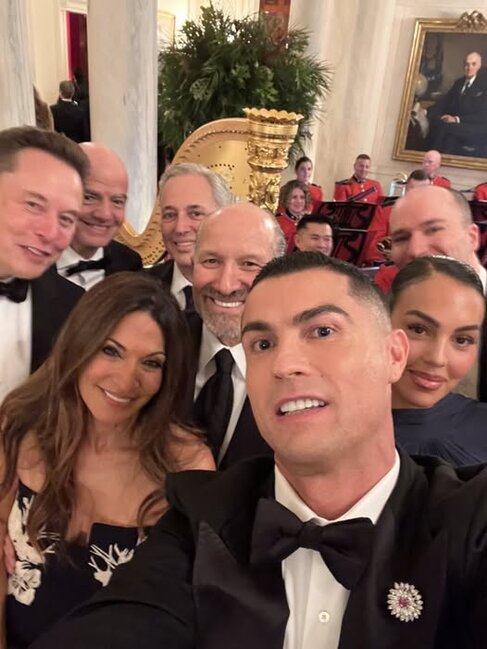 Ronaldo Ağ Evdə onlarla selfi çəkdi - Foto