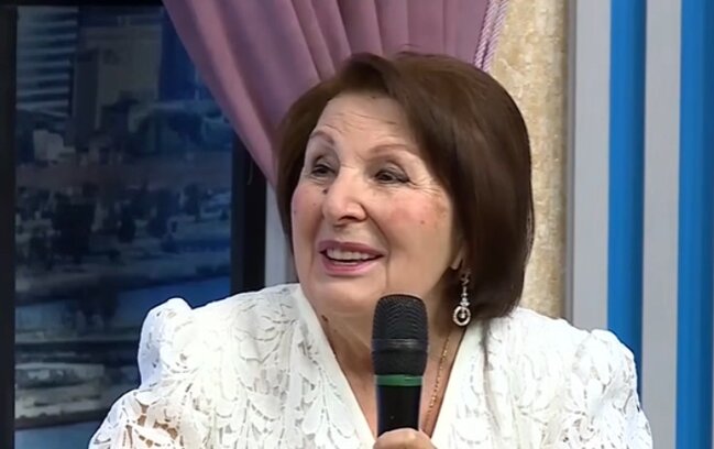 "Bağda gördüyüm ilanı öpüb tumarladım"