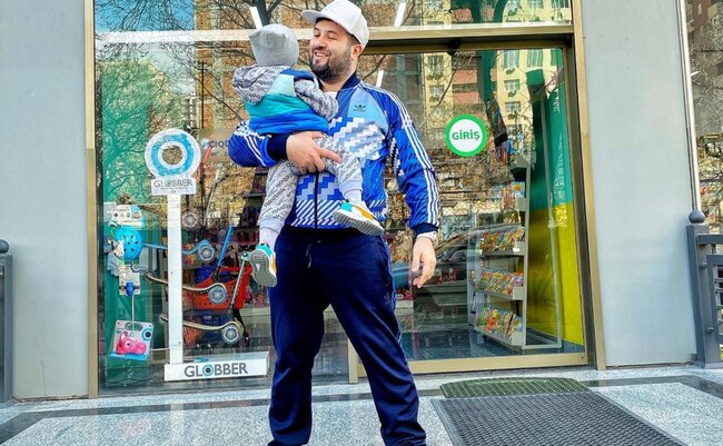 Oğlunun şəklini paylaşıb üzünü gizlətdi