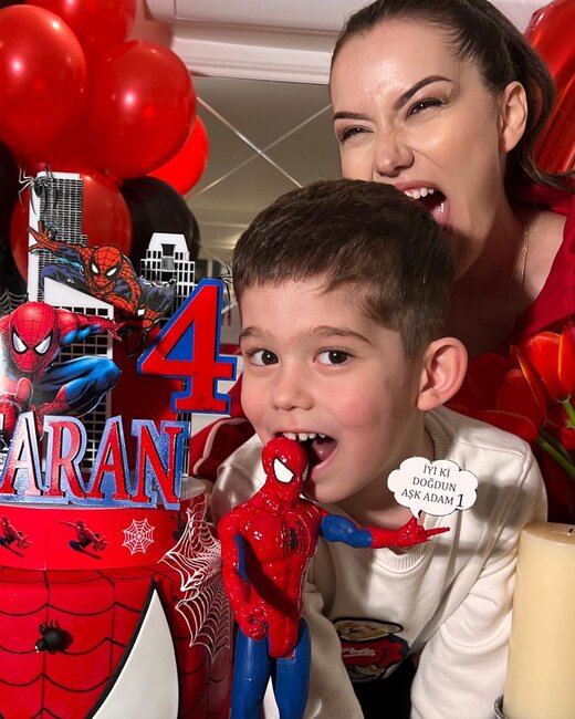 Oğlunun üzübağlı fotosunu paylaşdı, müzakirələrə səbəb oldu