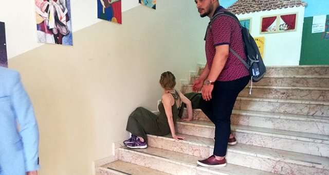 Səs verməyə çatmayan qadın huşunu itirdi - Foto / VİDEO