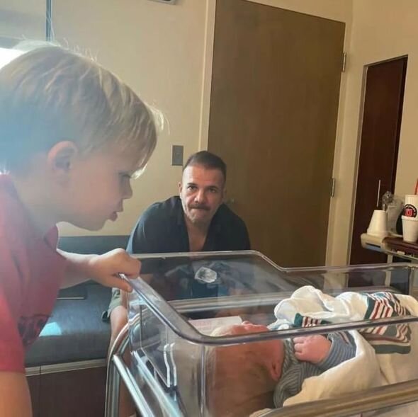 Məşhur serialın aktyoru dördüncü dəfə ata oldu - FOTO