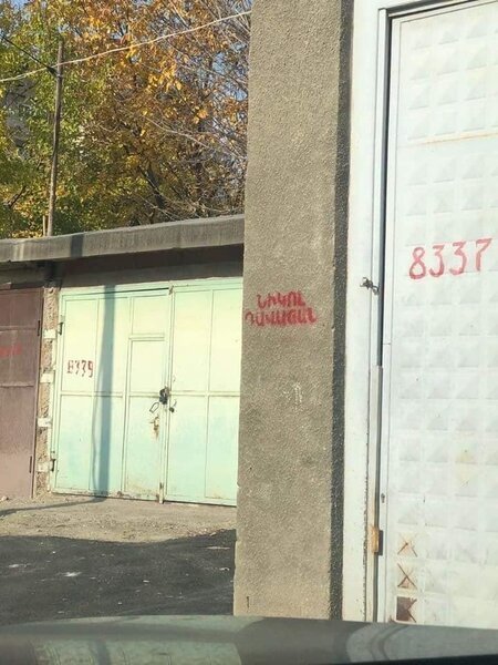 Zibil qablarının üzərində Paşinyana TƏHQİR yazıdılar - FOTOLAR