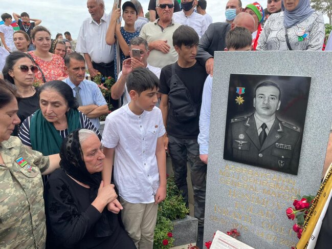 Polad Həşimovun oğlu atasının məzarı önündə - FOTOLAR