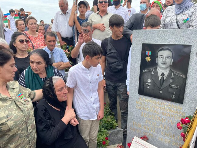 Polad Həşimovun oğlu atasının məzarı önündə - FOTOLAR