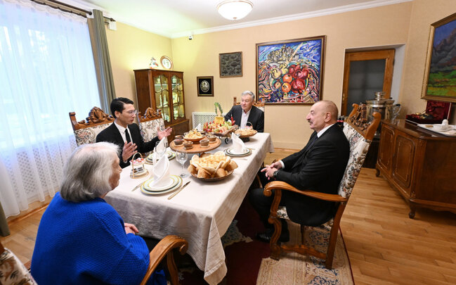 Prezident Aytmatovun ailəsi ilə çay süfrəsi arxasında - Fotolar