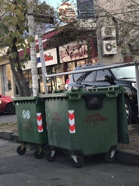 Zibil qablarının üzərində Paşinyana TƏHQİR yazıdılar - FOTOLAR