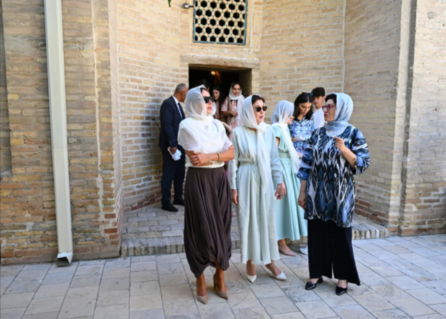 Azərbaycan ilə Özbəkistanın prezidentləri və birinci xanımları Buxaradakı "Poyi-Kalon" kompleksi ilə tanış olublar - FOTO - VİDEO