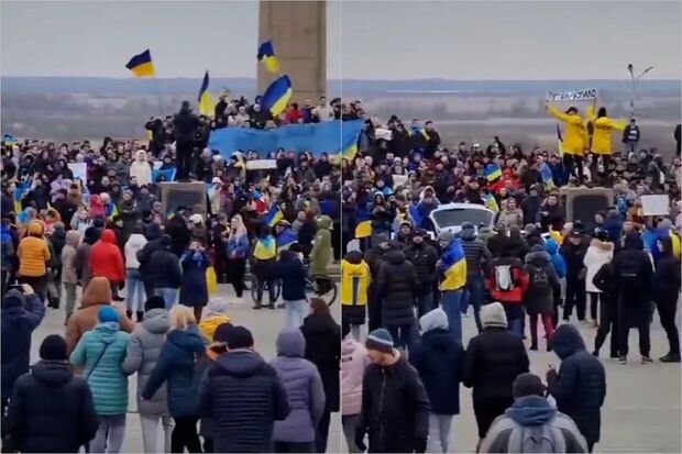 Ukraynalılar Xerson küçələrinə axışdılar - VİDEO