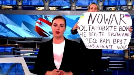 "Müharibəyə yox" pankartı açan jurnalistdən Makronun təklifinə CAVAB