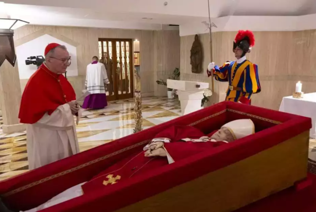 Papa Fransiskin tabutdakı fotosu müzakirə yaratdı