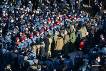Paşinyan hərbi məzarlığa gəldi - Valideyn və jurnalistlər zorla uzaqlaşdırıldı - FOTO