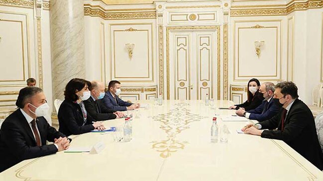 Azərbaycan deputatları Paşinyanla görüşdü