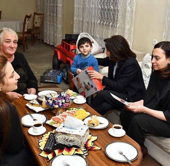 Paşinyanın arvadı ölən əsgərin evinə GÖRÜN NECƏ GİRDİ - FOTO