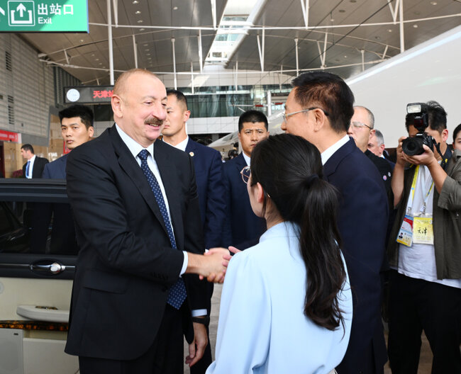 Prezident və xanımı qatarla Pekinə getdi - Video