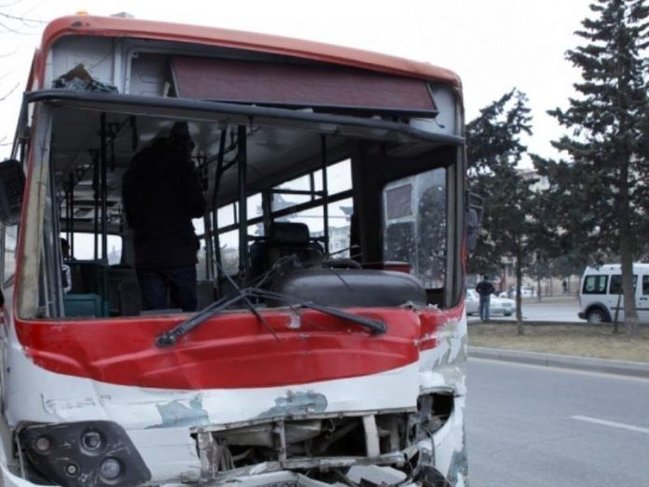 Bakıda telefonla danışan avtobus sürücüsü BELƏ QƏZA TÖRƏTDİ - VİDEO