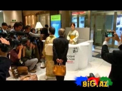 Alış-veriş mərkəzində işləyən robot qadın- VİDEO