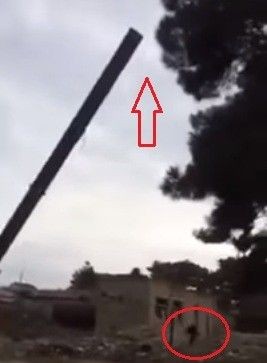 FACİƏ: Boru fəhlənin üstünə belə düşdü - BAKIDA -VİDEO